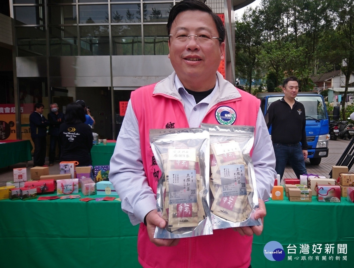 魚池鄉長劉啟帆感恩茶農共襄盛舉捐贈了日月潭老欉紅茶茶包。〈記者吳素珍攝〉