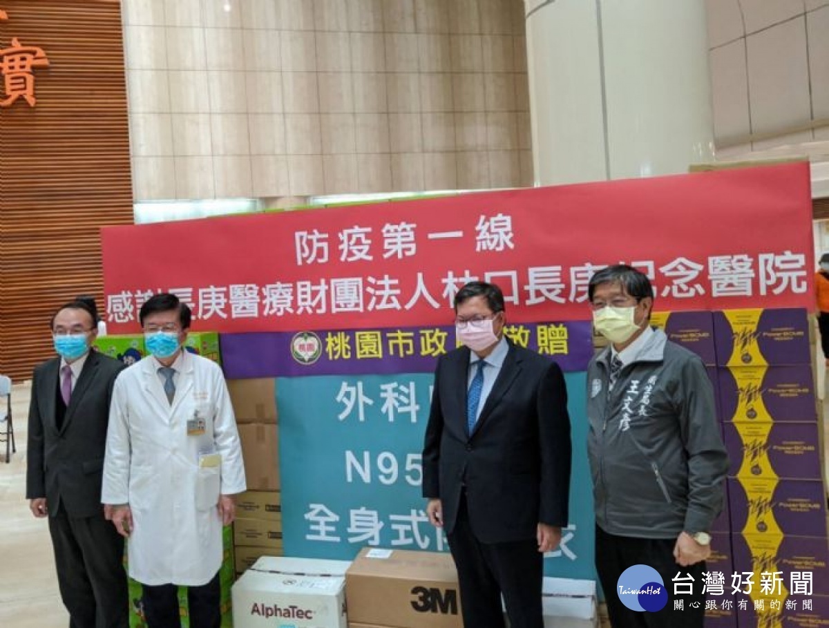 鄭文燦為第一線救護人員加油打氣,除了感謝他們的付出,並贈予防疫物資。