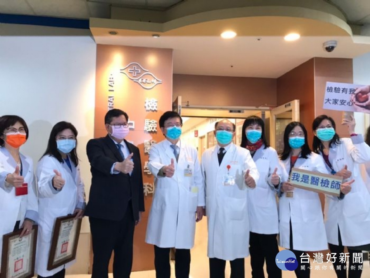 鄭文燦為第一線救護人員加油打氣,除了感謝他們的付出,並贈予防疫物資。
