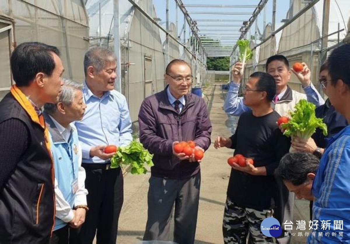 國軍退除役官兵輔導委員會主委馮世寬由雲林榮服處邵更新處長陪同下,參訪由8位榮民在參加「溫室科技與農場智慧化實務訓練」課程後,因志同道合進而成立「耘榮有機農場」。