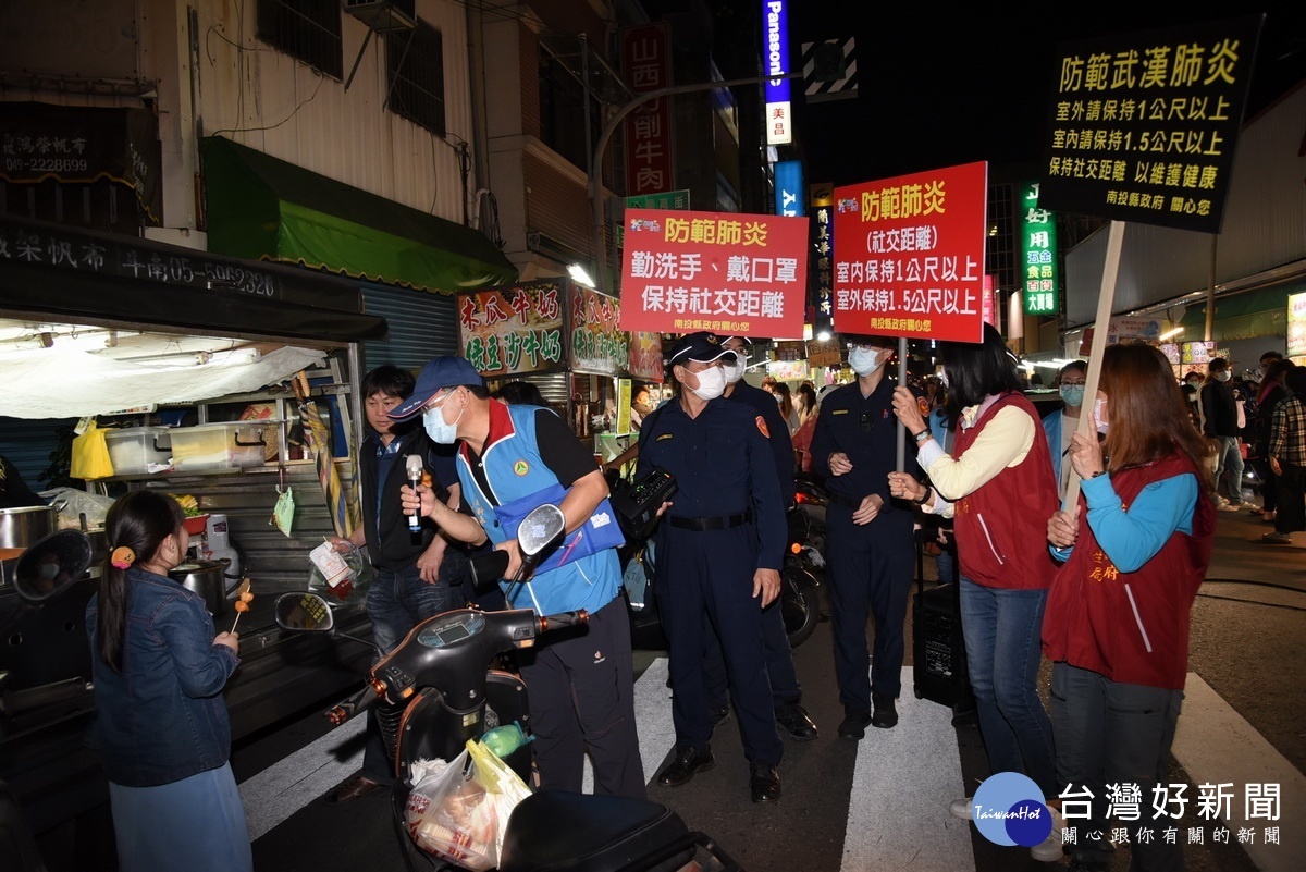 南投縣府警衛建觀光等單位聯合小組夜市宣導防疫。（縣府提供）