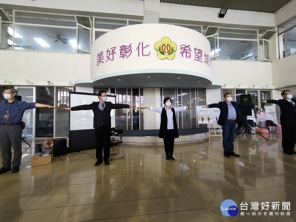 彰化縣政府自拍防疫宣導短片今日上線,縣長王惠美、彰化縣醫師公會理事長連哲震、彰化縣診所協會理事長蔡梓鑫、豐安診所院長蔡明忠、彰化縣衛生局長葉彥伯等人示範社交安全距離。圖/記者鄧富珍攝