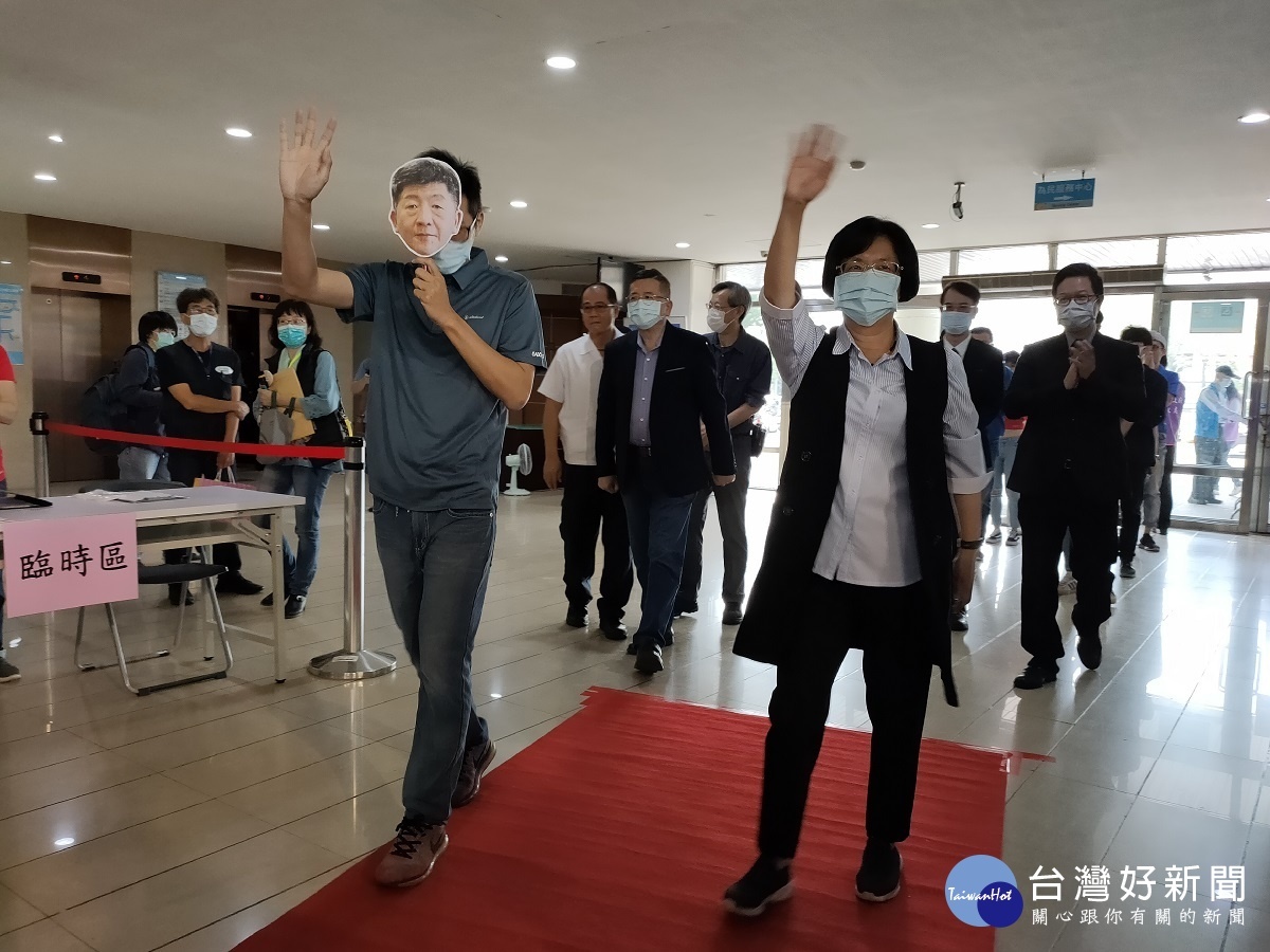 彰化縣政府自拍防疫宣導短片今日上線,開場由縣長王惠美與防疫指揮官「陳時中」到場指導。圖/記者鄧富珍攝