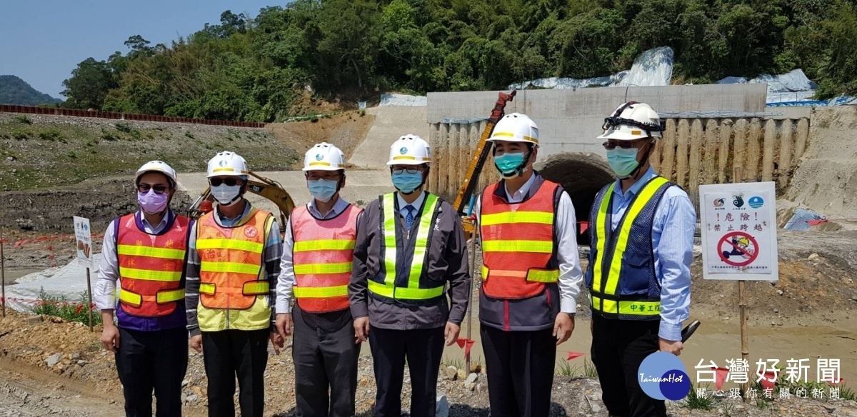 桃園市長鄭文燦前往石門水庫視察水情,以及阿姆坪防淤隧道工程情況。