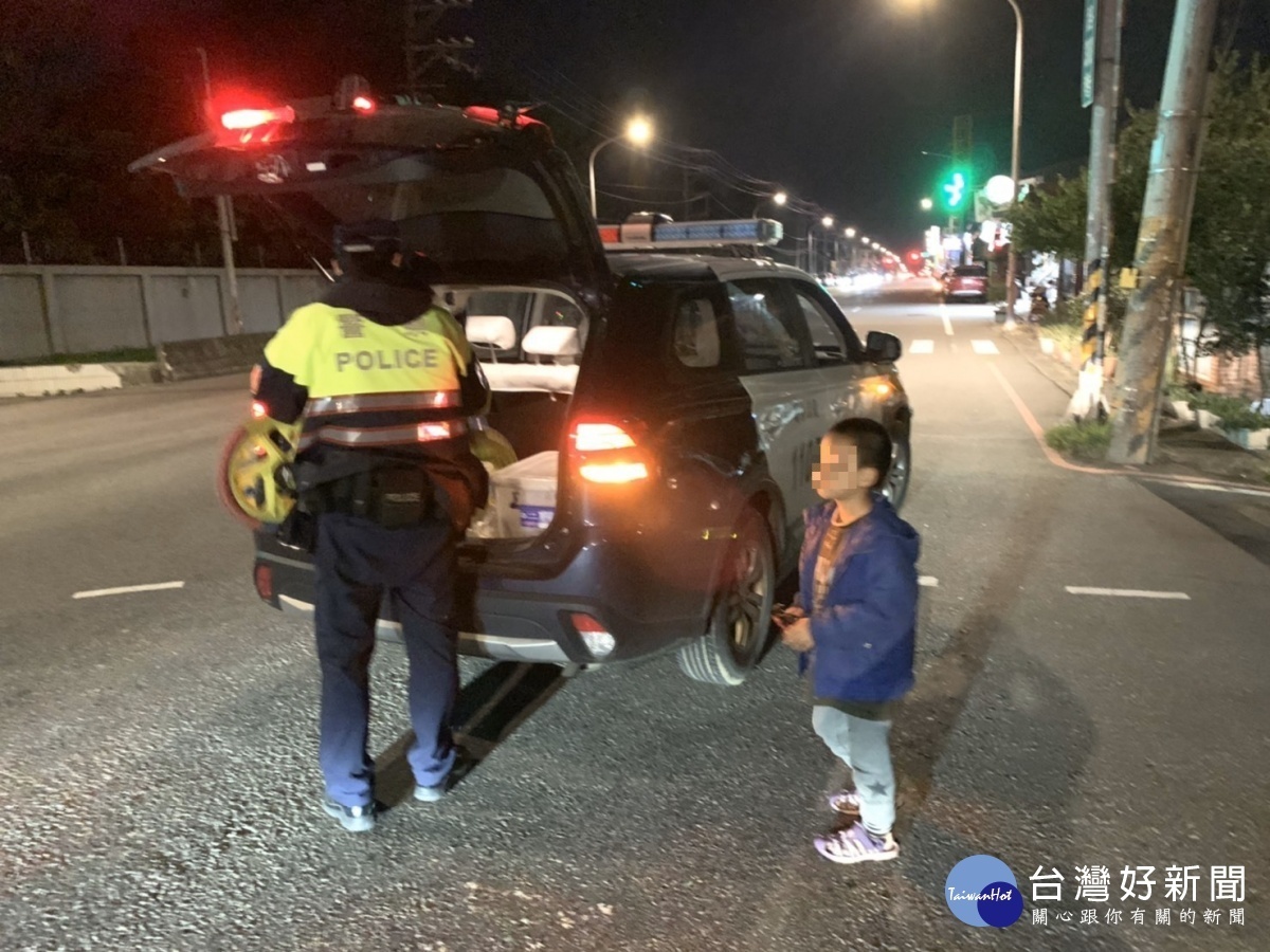 警方考量夜間視線昏暗且該路段車流量大及車速較快,立即攙扶幼童至路旁空地並安撫情緒。