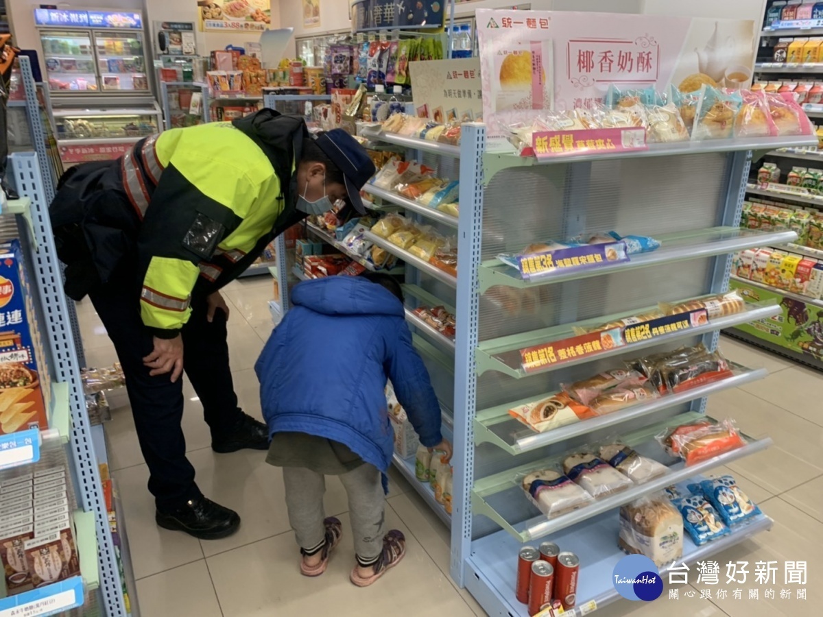員警載著幼童去附近超商購買熱食飲料給予充飢。