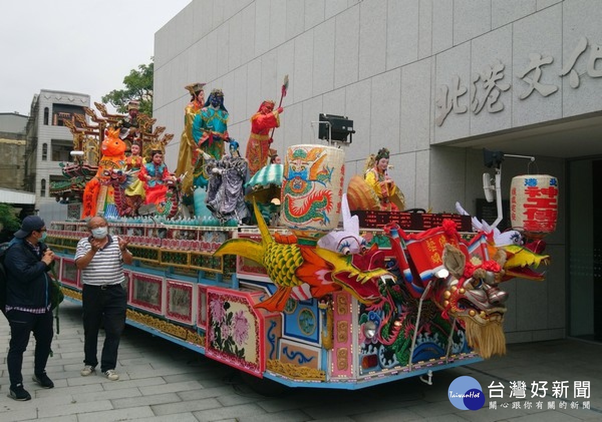 「2020神工傳藝」北港百年藝鎮巡迴展於北港文化中心開展,傳統花燈工藝師顏三泰老師帶來獨步全台的「藝閣」車,是北港媽祖繞境活動中最受歡迎的藝陣之一。