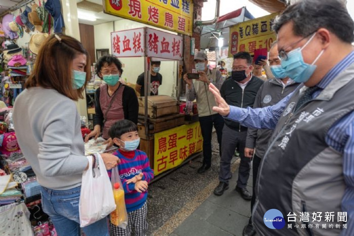 桃園市長鄭文燦前往大溪區,視察大溪老街防疫及人流管制措施。