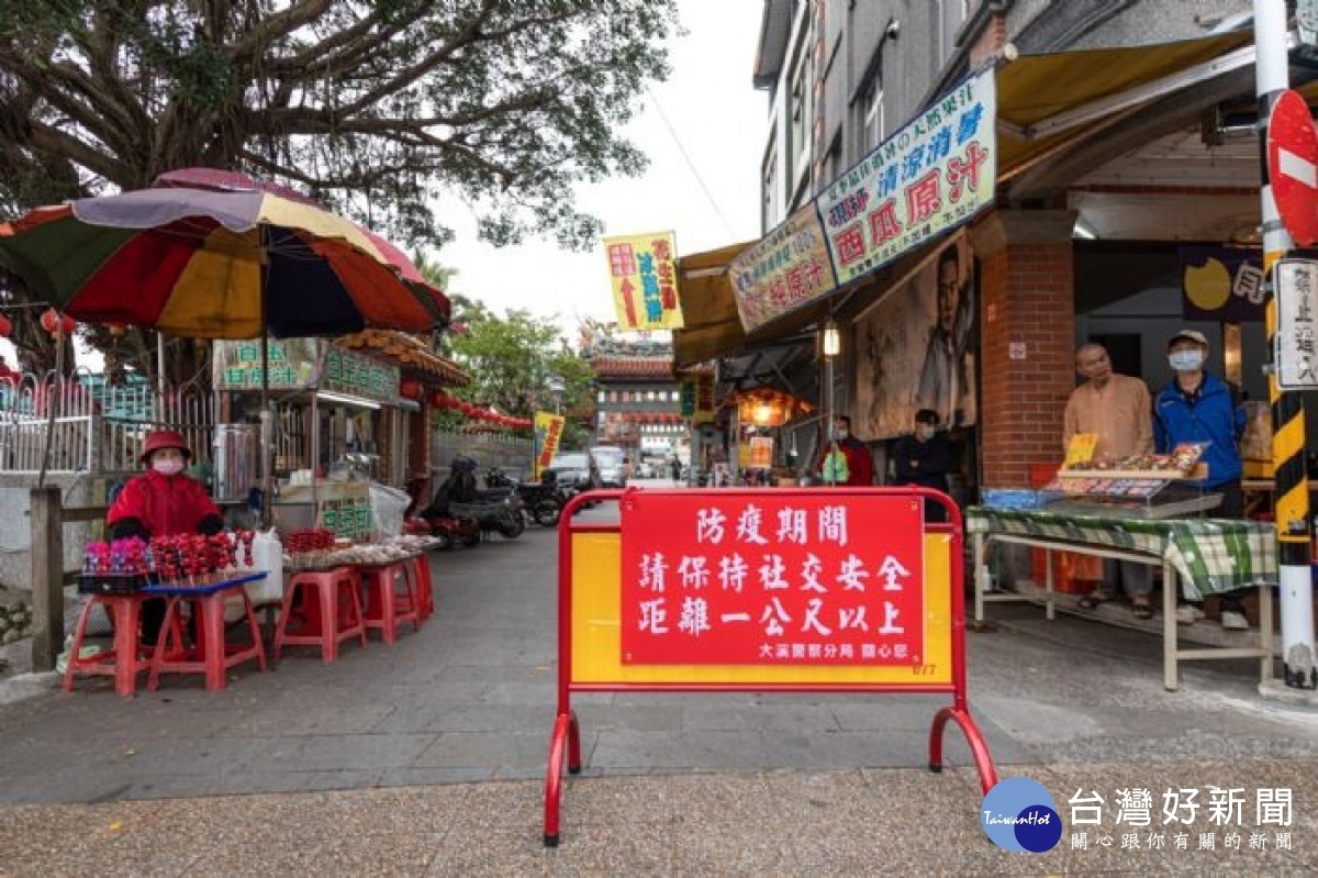 桃園市長鄭文燦前往大溪區,視察大溪老街防疫及人流管制措施。