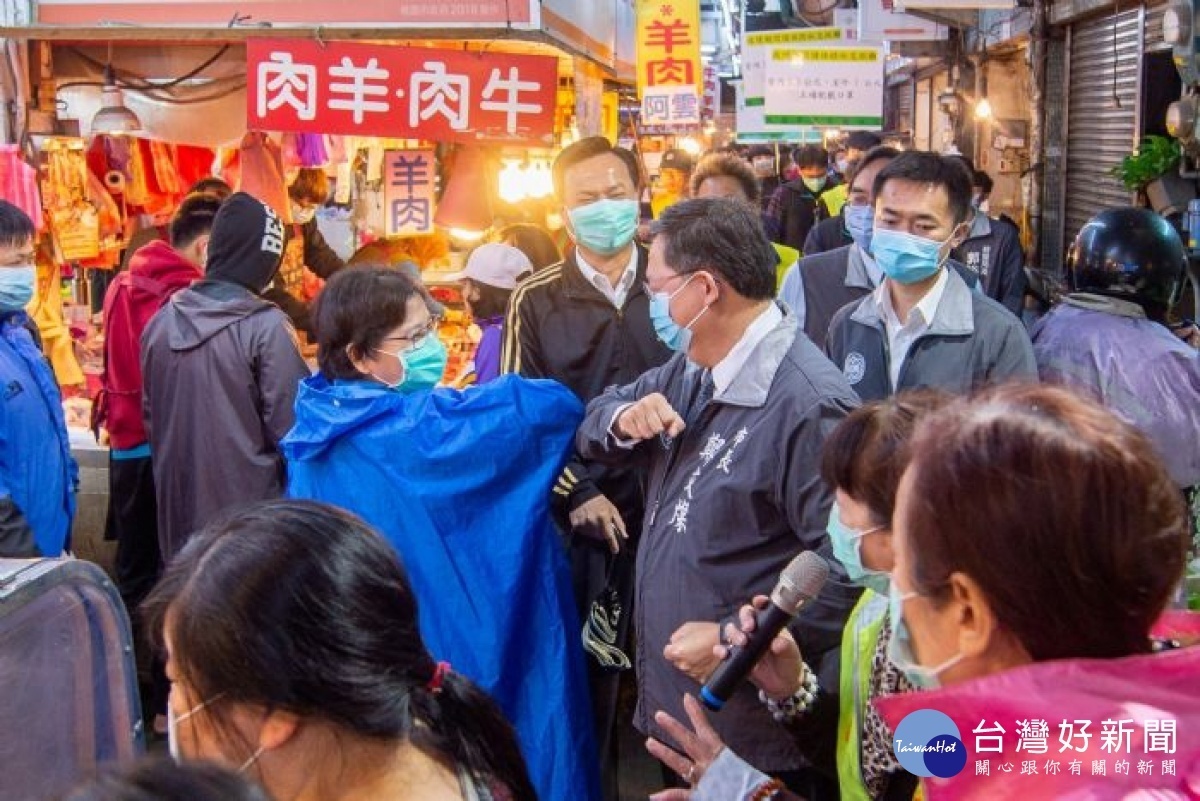 桃園市長鄭文燦表示,大湳市場配合政府落實多項防疫措施,鼓勵消費者安心到市場採買生鮮食材。