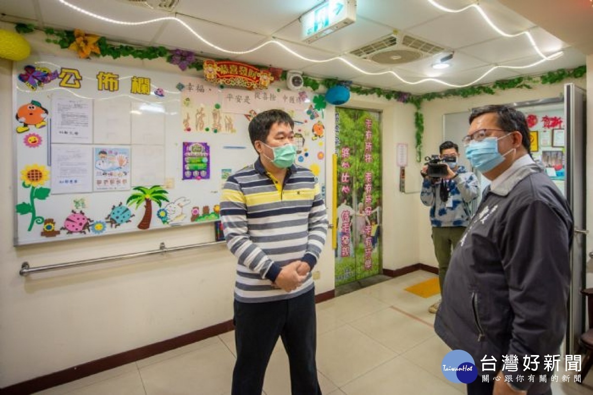 市長鄭文燦訪視中壢長照中心,並透過視訊方式關心慰問住在中心的長輩。