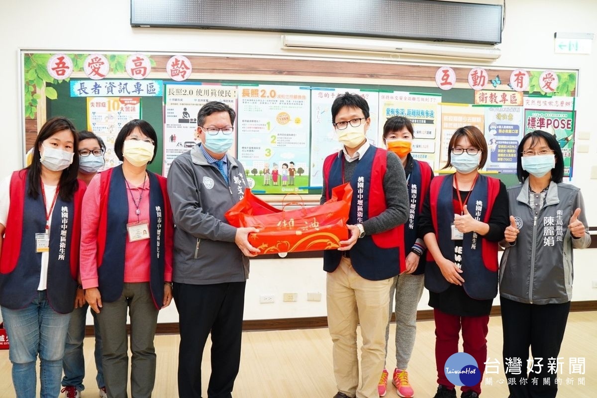 關心第一線防疫工作,桃園市長鄭文燦視察中壢區衛生所並慰問第一線醫護人員的辛勞。