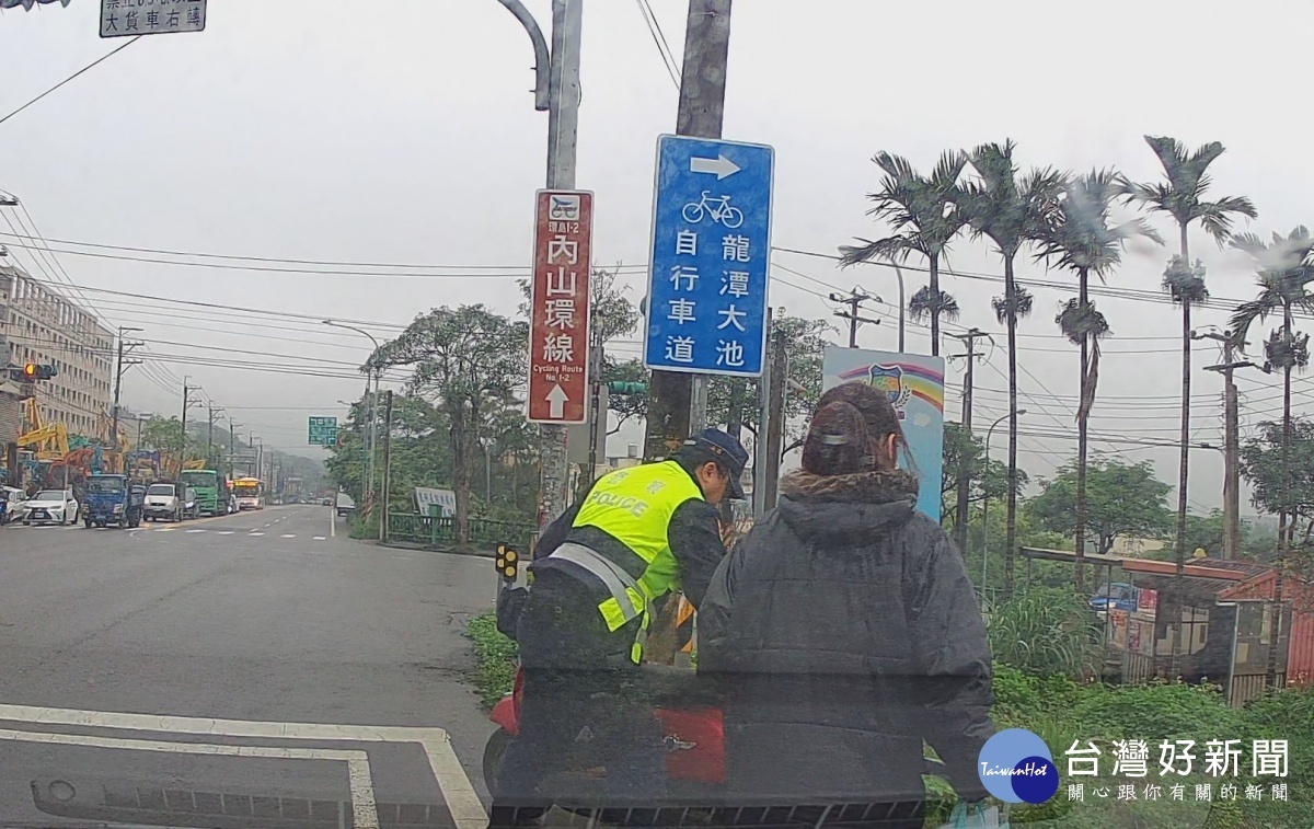 女子騎機車癲癇發作路倒,巡邏警發現及時送醫救治。