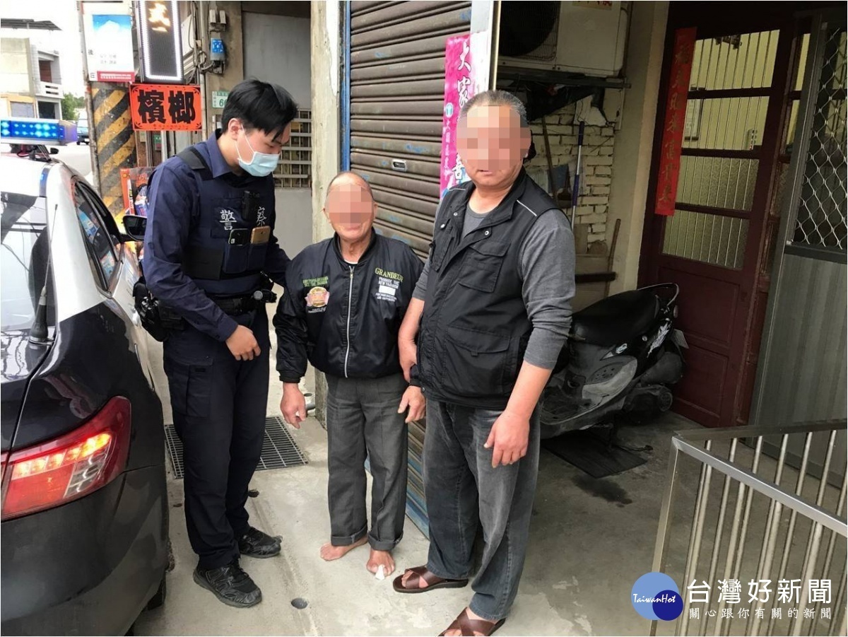 老翁赤腳流血遍尋住處,員警一番查詢後得知老翁住處,將他平安護送返家。