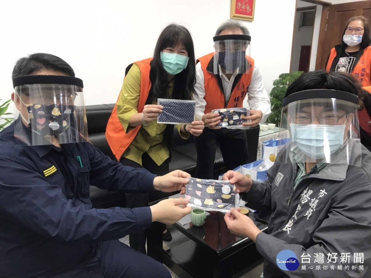 市議員楊家俍及平鎮區獅子林社區發展協會,贈送「口罩保護套」給平鎮警分局同仁及協勤民力。