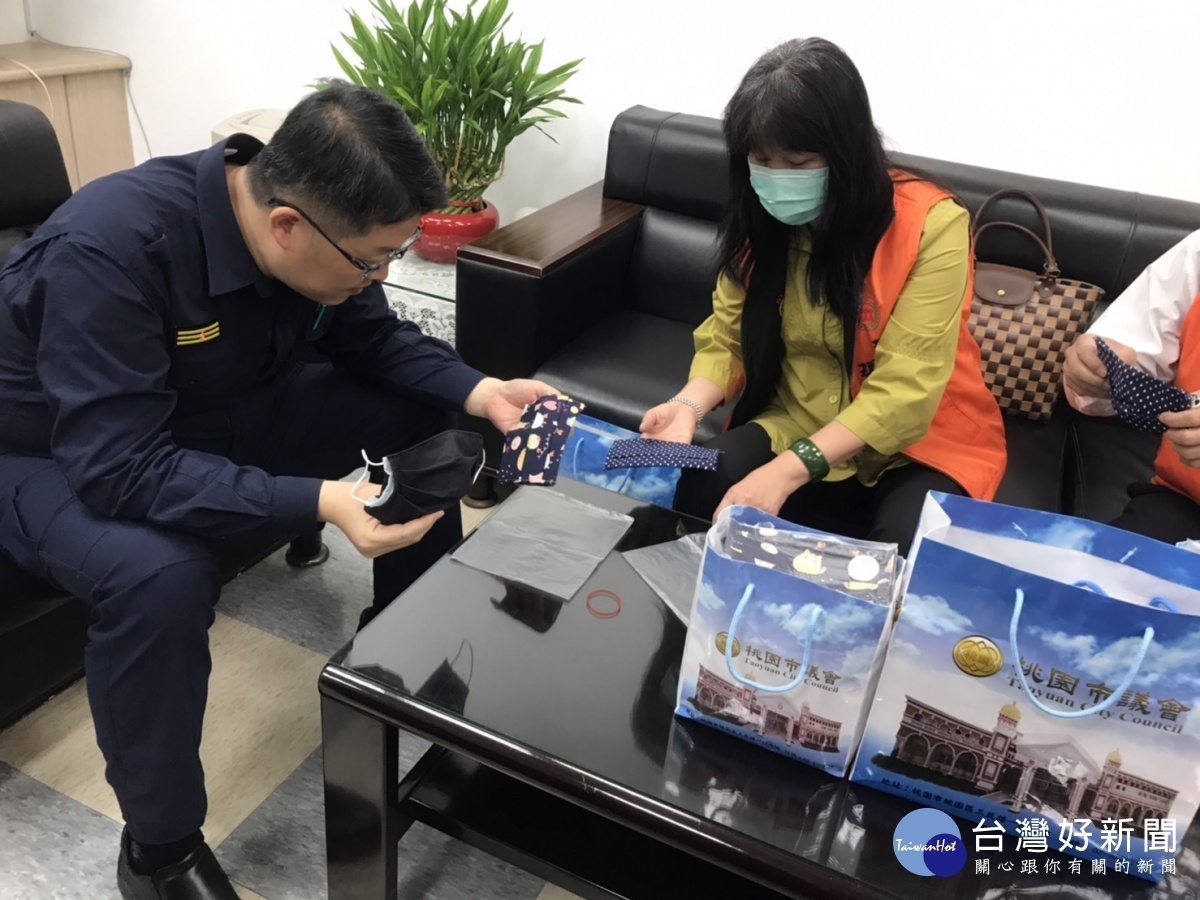 市議員楊家俍及平鎮區獅子林社區發展協會,贈送「口罩保護套」給平鎮警分局同仁及協勤民力。