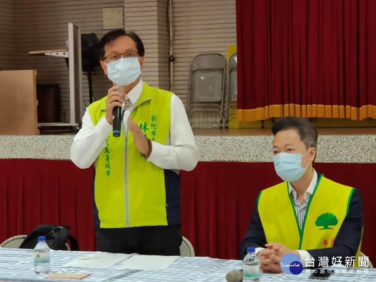 彰化市公所為了讓民眾和企業界迅速了解方案內容及中央對口諮詢單位,特別製作紓困振興小圖卡,並設置專線04-7221995,協助民眾及企業解決問題。圖/記者鄧富珍攝