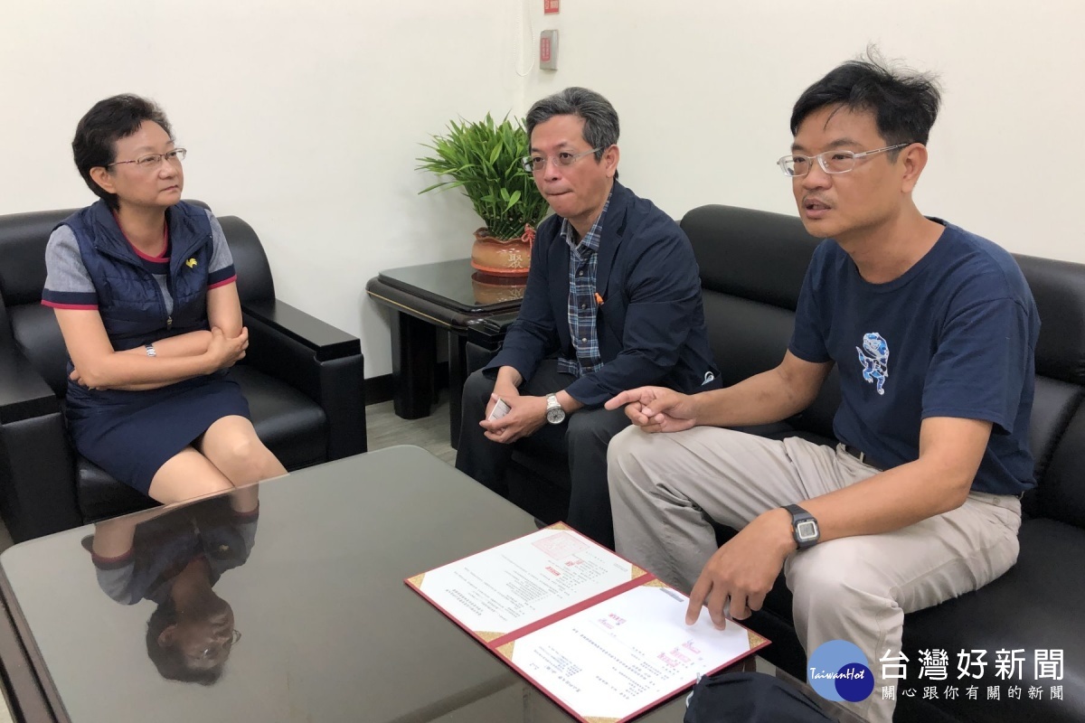 張郁靂主任、歸仁區農會總幹事翁淑雲、文史工作者許耿肇老師共商意見。