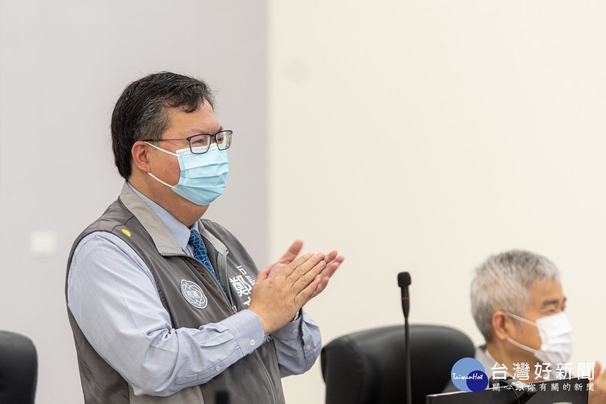 桃園市長鄭文燦於防疫專案會議中,表揚防疫有功人員,向這些抗疫英雄表達最崇高的謝意。