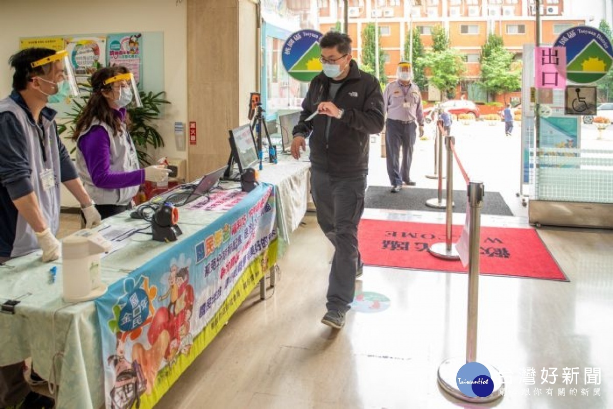 自4月9日起實施洽公實名制,民眾至桃園區公所洽公,都須出示市民卡或身分證登記