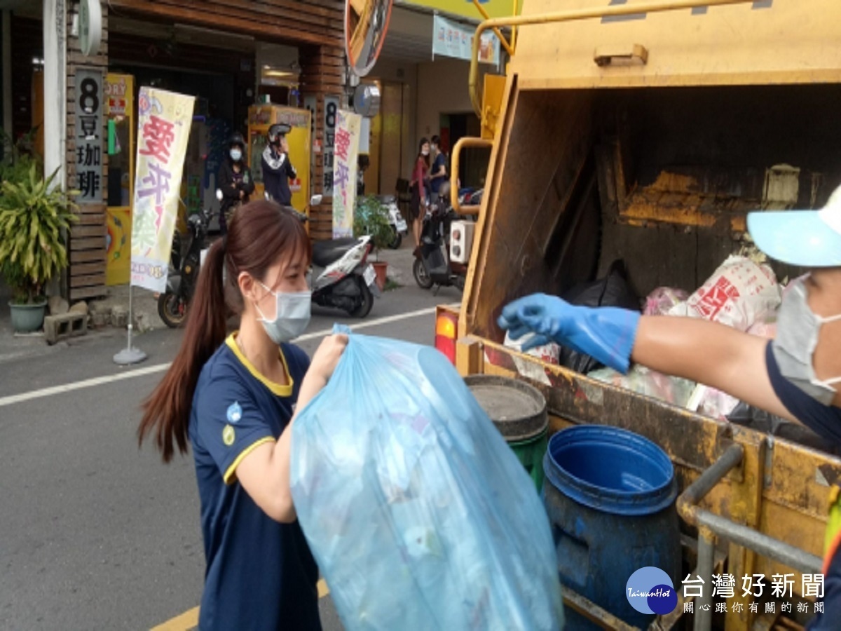 垃圾車體遮蔽駕駛視線 加装安全凸面鏡民眾更有保障