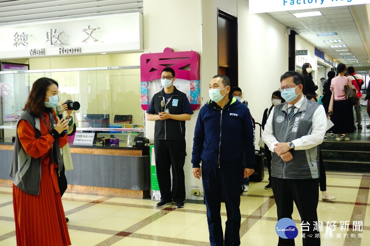 桃園市長鄭文燦、新北市長侯友宜視察民眾洽公實名制,聽取秘書室主秘蘇盈瑜說明。