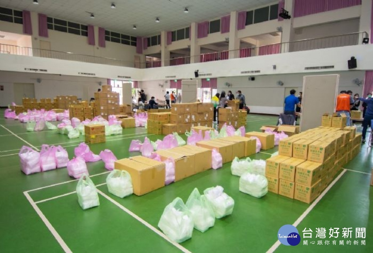 內壢國小學生活動中心擺滿防疫物資,待各校派員前來領取