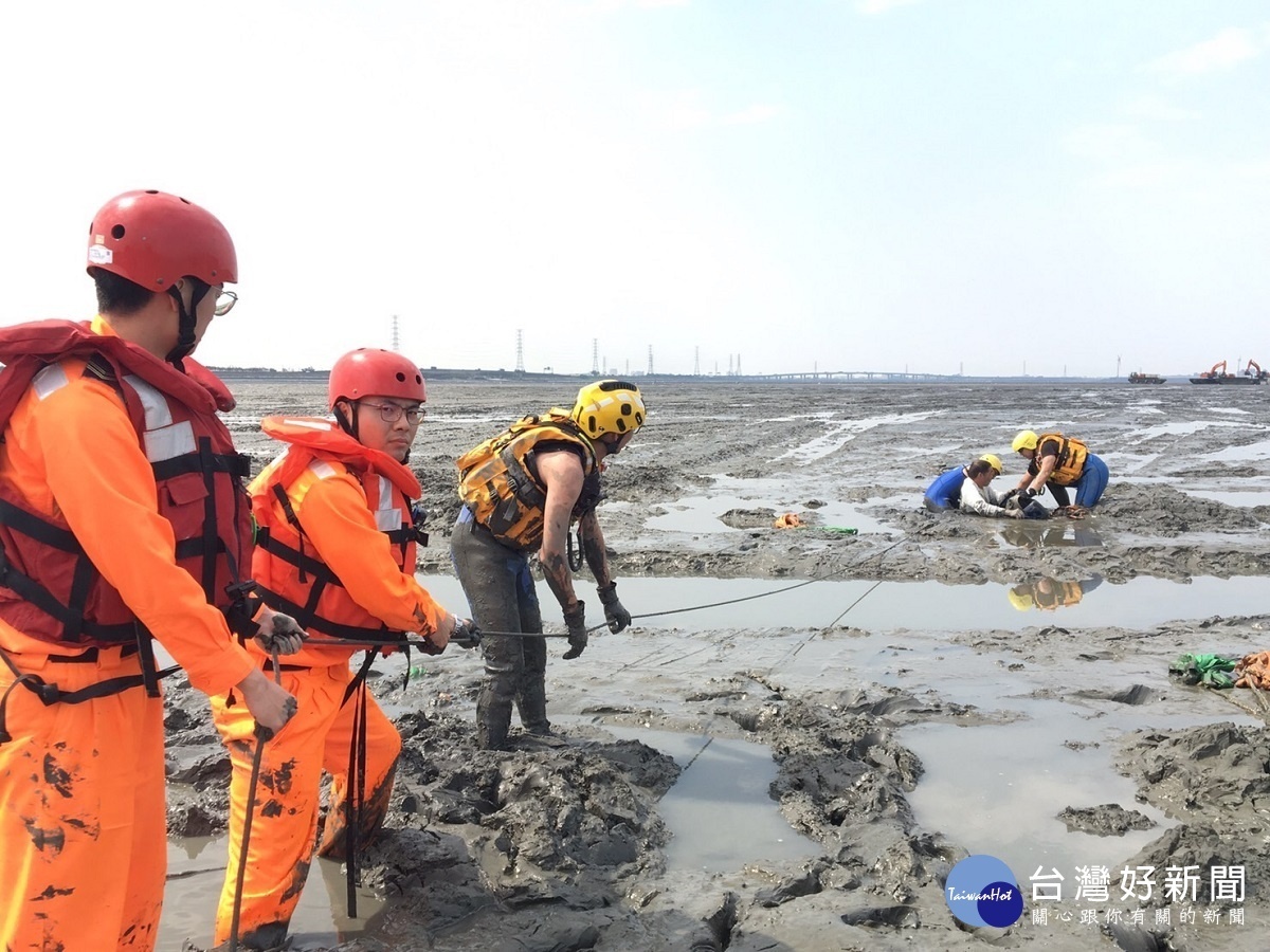 阿伯挖赤嘴困潮間帶　海巡消防調用怪手急救援