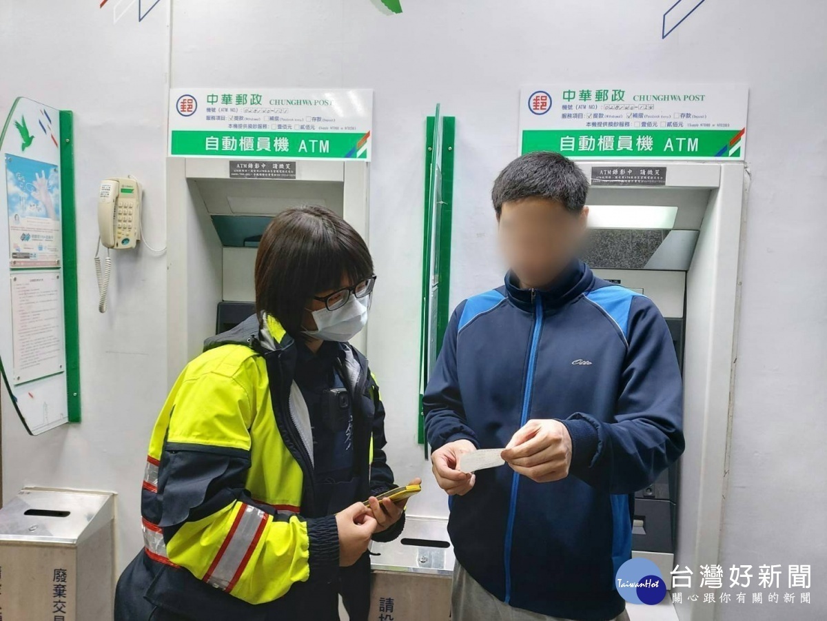 79年次莊姓男子在提款機前,慌張的操作女警見狀上前詢問關切,莊男因而未蒙受財損。