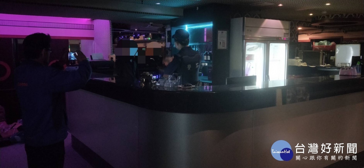 平鎮警分局突擊檢查酒店當場「抓包」,除告誡業者即刻停業外,並移請桃市府相關局處裁處。