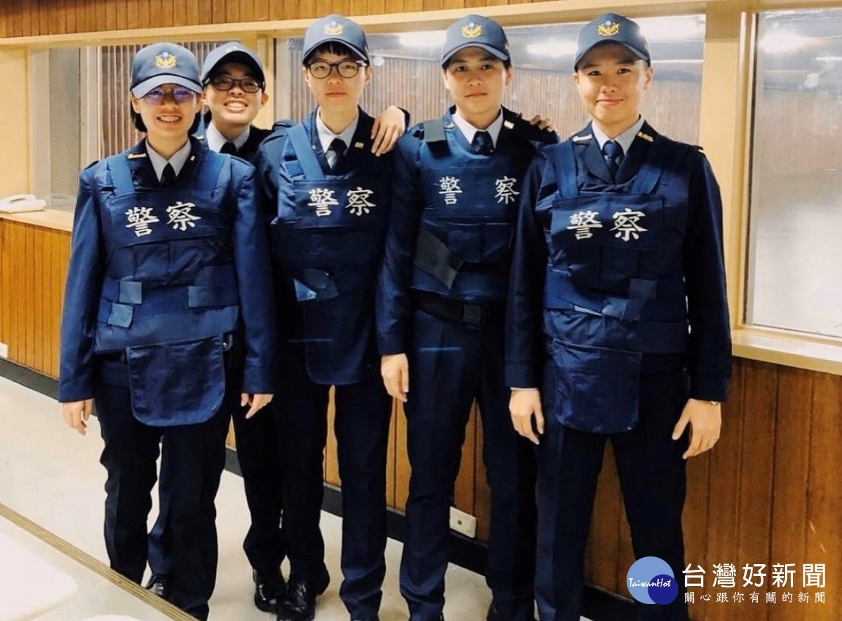 (右一)是緝毒女警林景云年僅27歲,過去曾擔任過女憲兵,戍衛過中樞總統府,後來考上警察特考,從憲兵保護元首,搖身一變成為保護人民安全的警察