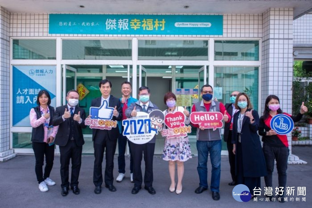 桃園市長鄭文燦前往平鎮區,視察移工宿舍防疫措施。