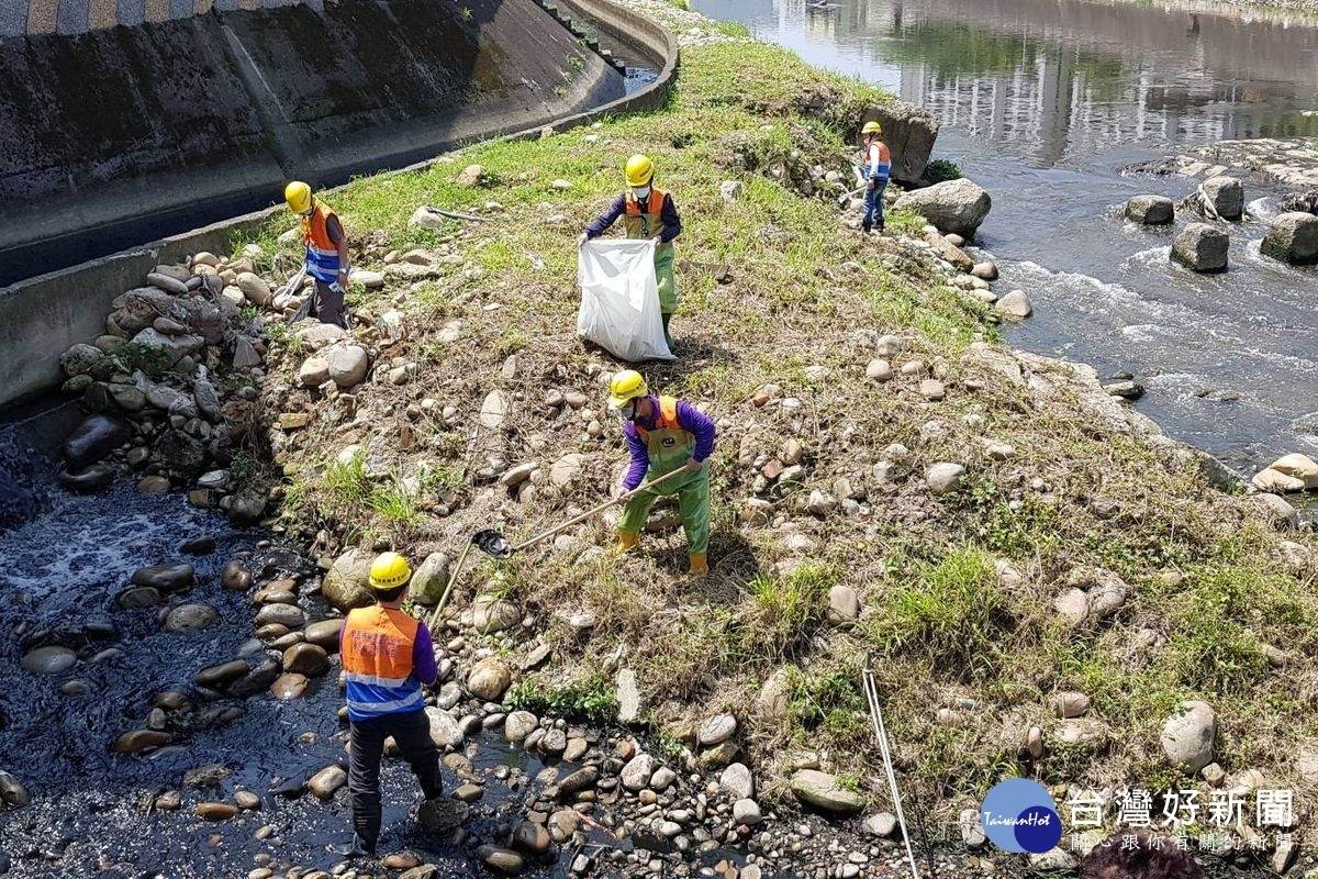提早在汛期來臨前完成防汛整備,桃園市政府水務局舉辦清溝總動員活動。