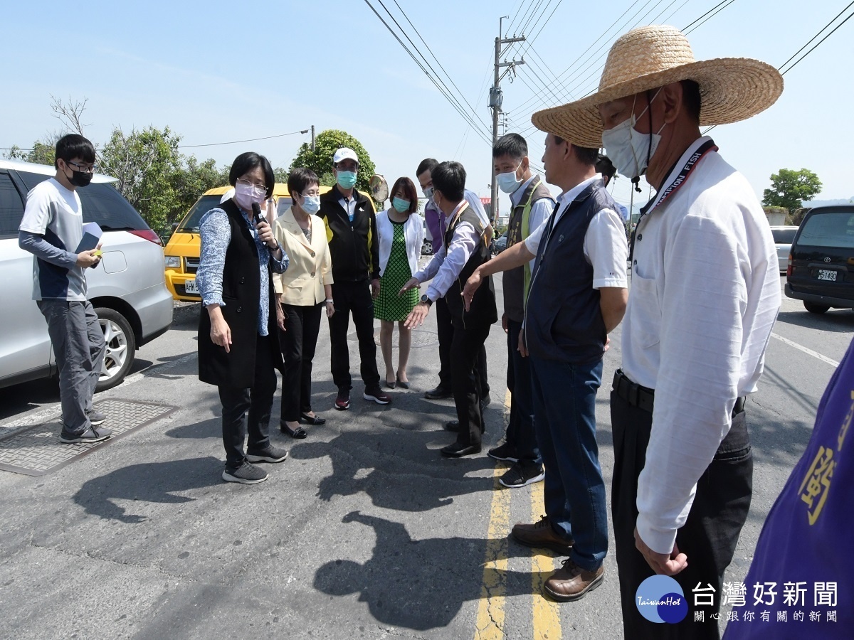 王惠美勘查二水田中道路不平情形 要求動工修繕建構舒適平坦