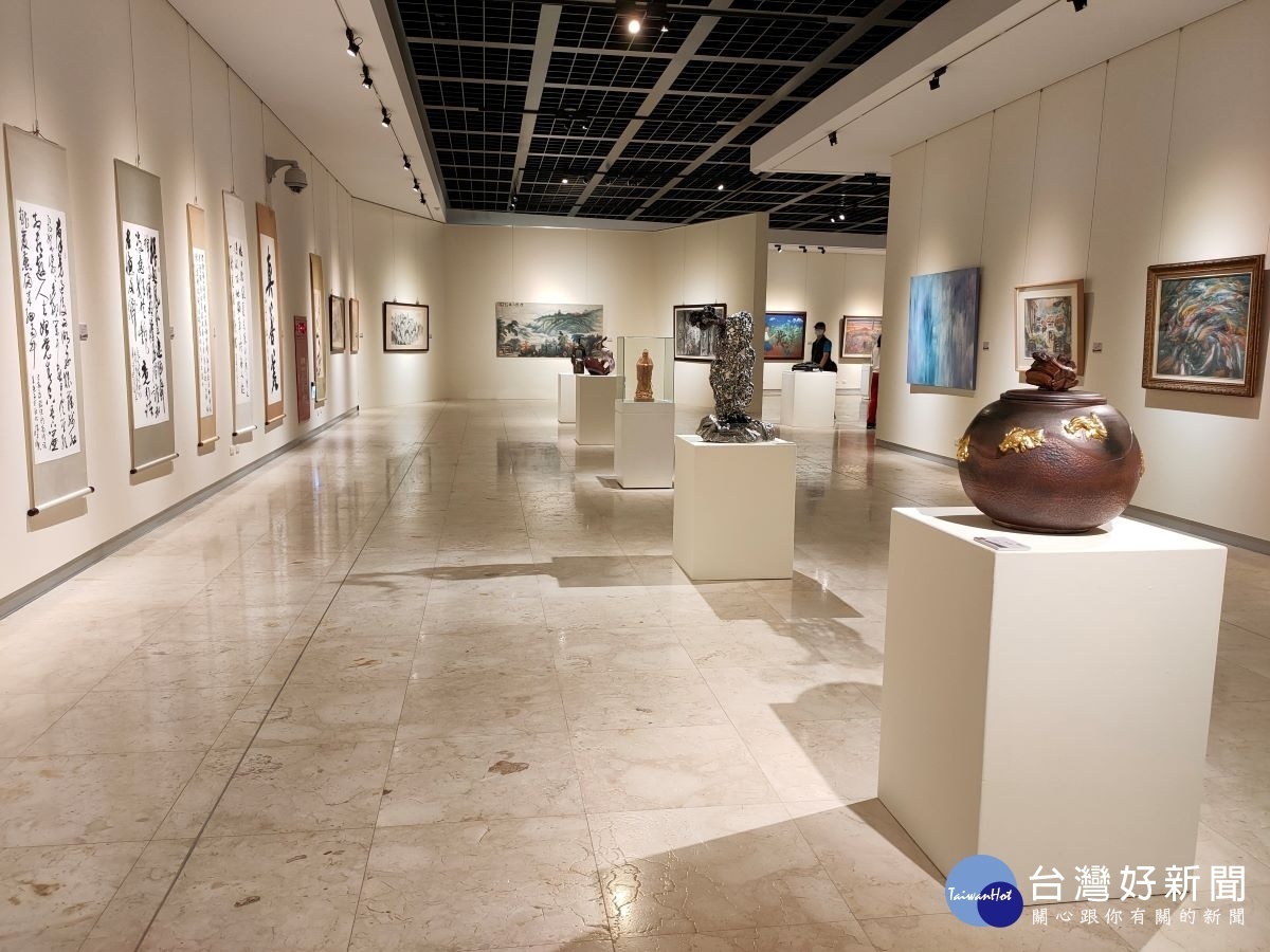 「藝百風華」彰化縣美術家接力展百棒聯展。圖/記者鄧富珍攝