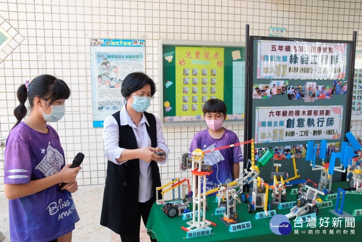 企業捐贈互動學習機器人,縣長王惠美與同學共同學習操作。