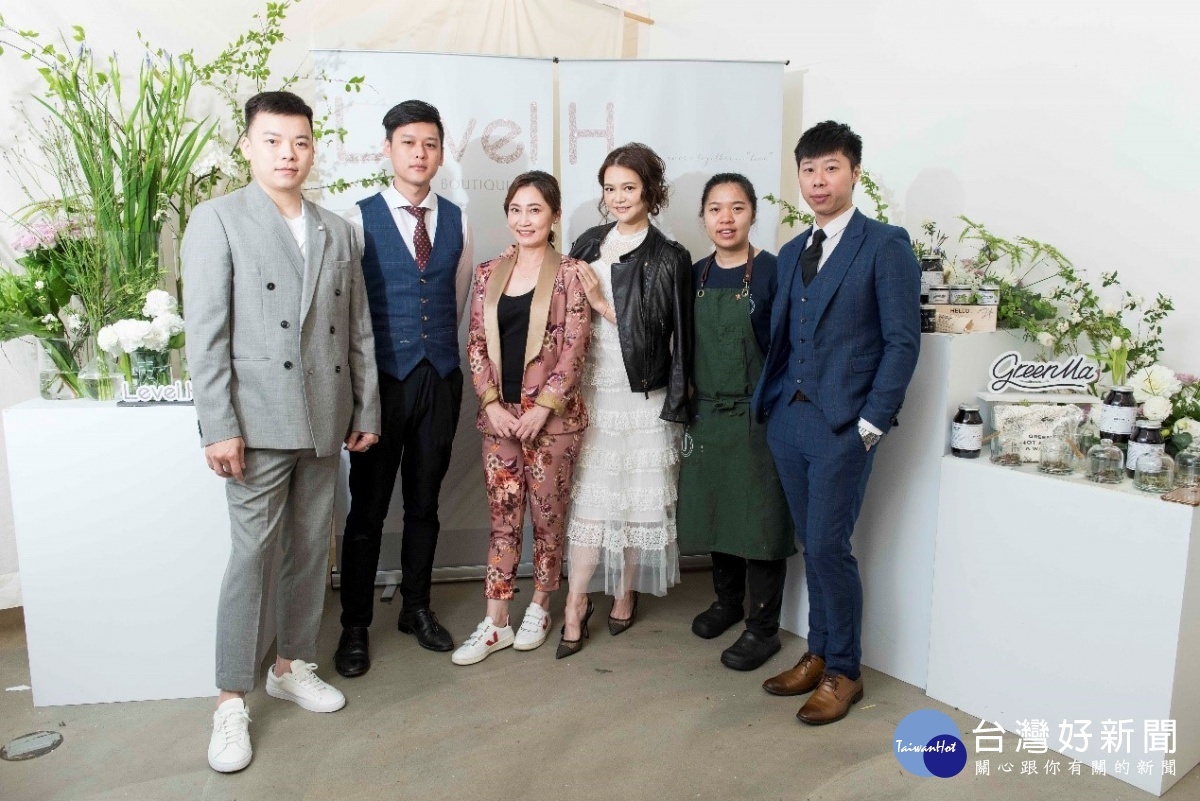 Level H品牌三位創辦人與嘉賓合影,為日常生活注入「心感覺」味覺、嗅覺和觸覺。