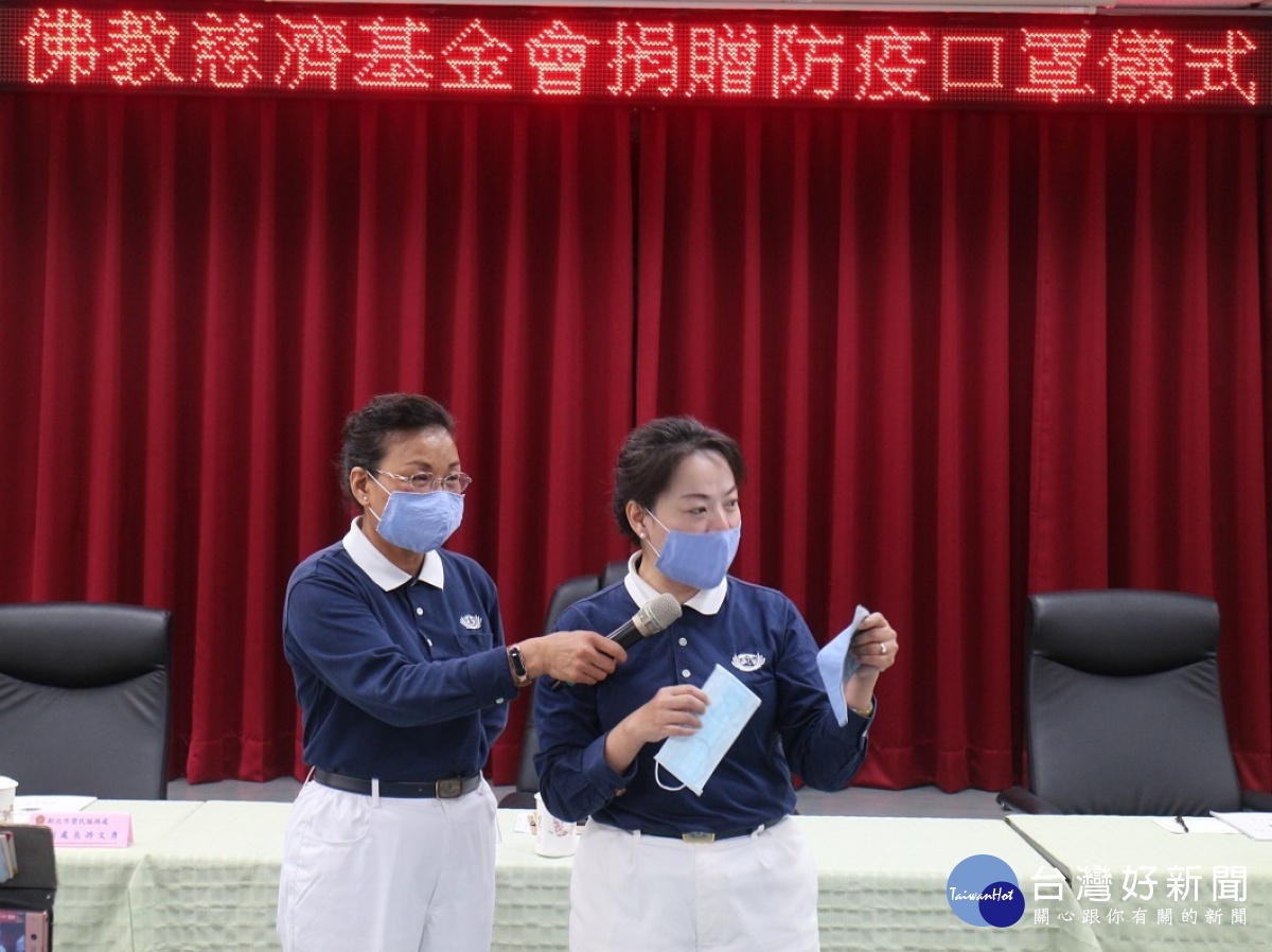 佛教慈濟基金會中和區志工師姐向新北市榮服處同仁說明口罩套使用方式