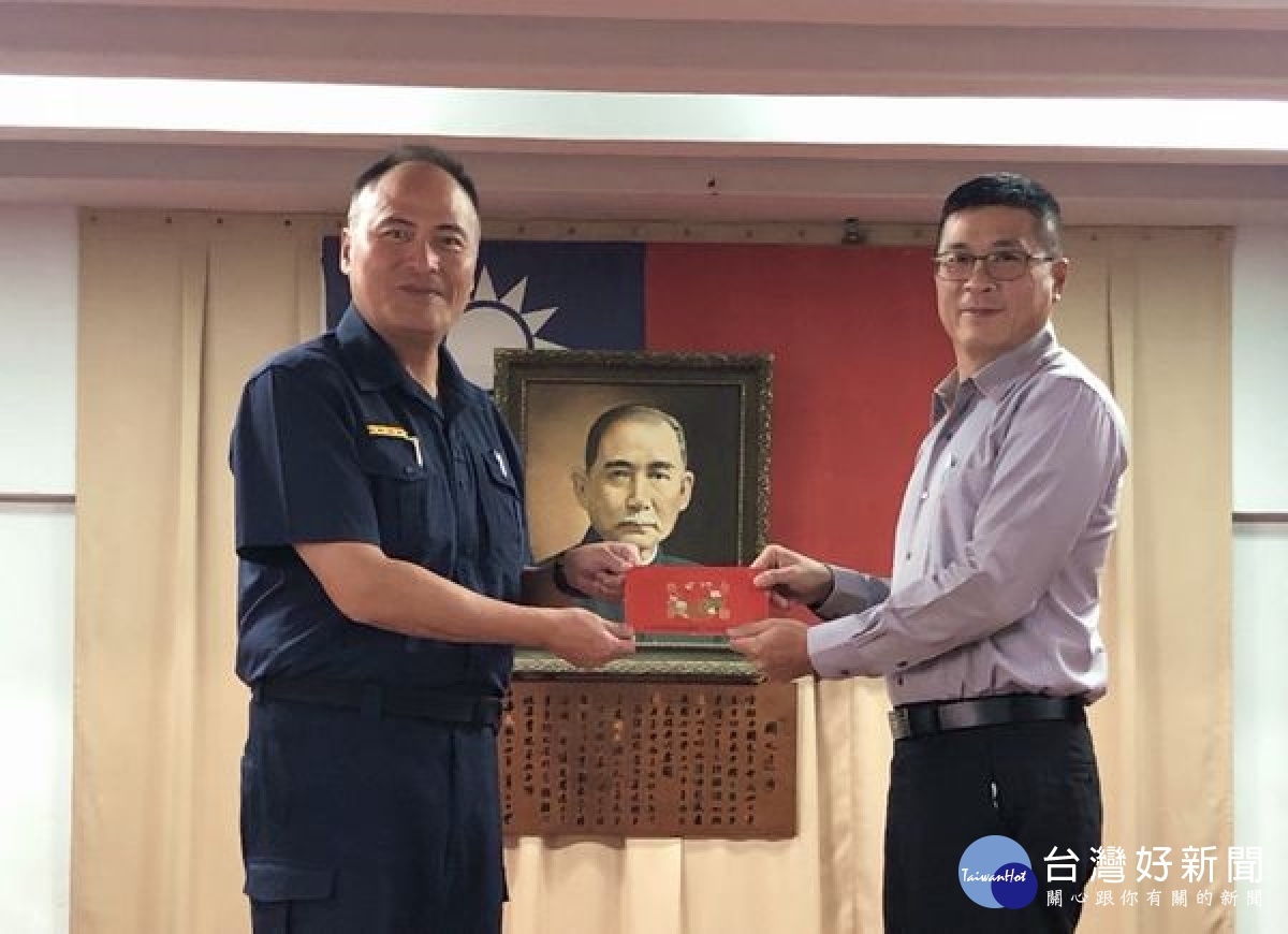 北港警方績效卓越,向上溯源查獲毒品案件成員,更破獲蒜頭及多起民生竊盜案件,表現亮眼,分局長王立德代表警友會頒發獎金及破案茶以資鼓勵及肯定。