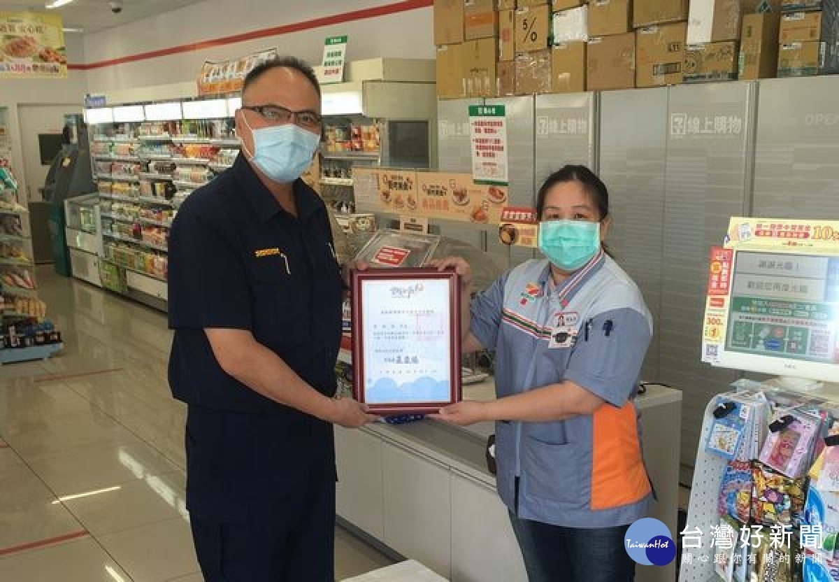 男子疑似遭受「假援交」詐騙,於超商購買遊戲點數要交付,機警的店員立即聯繫警員到場查處,警民合作成功阻詐;分局長王立德親頒感謝狀表揚,並呼籲小心防詐。