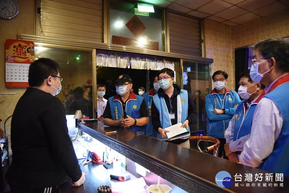 南投副縣長陳正昇鄉(右)與聯合稽查小組查察KTV等行業勸導停業。(縣府提供)