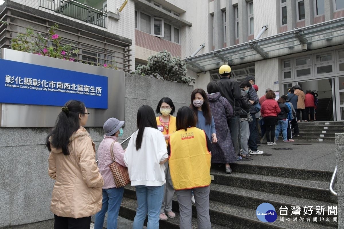 彰化縣南西北衛生所加入口罩販售實名制開跑後排隊人潮非常多,衛生局提醒民眾,口罩實名制2.0操作方式越來越便利,民眾可透過口罩實名制2.0網路預購口罩。圖/彰化縣政府提供