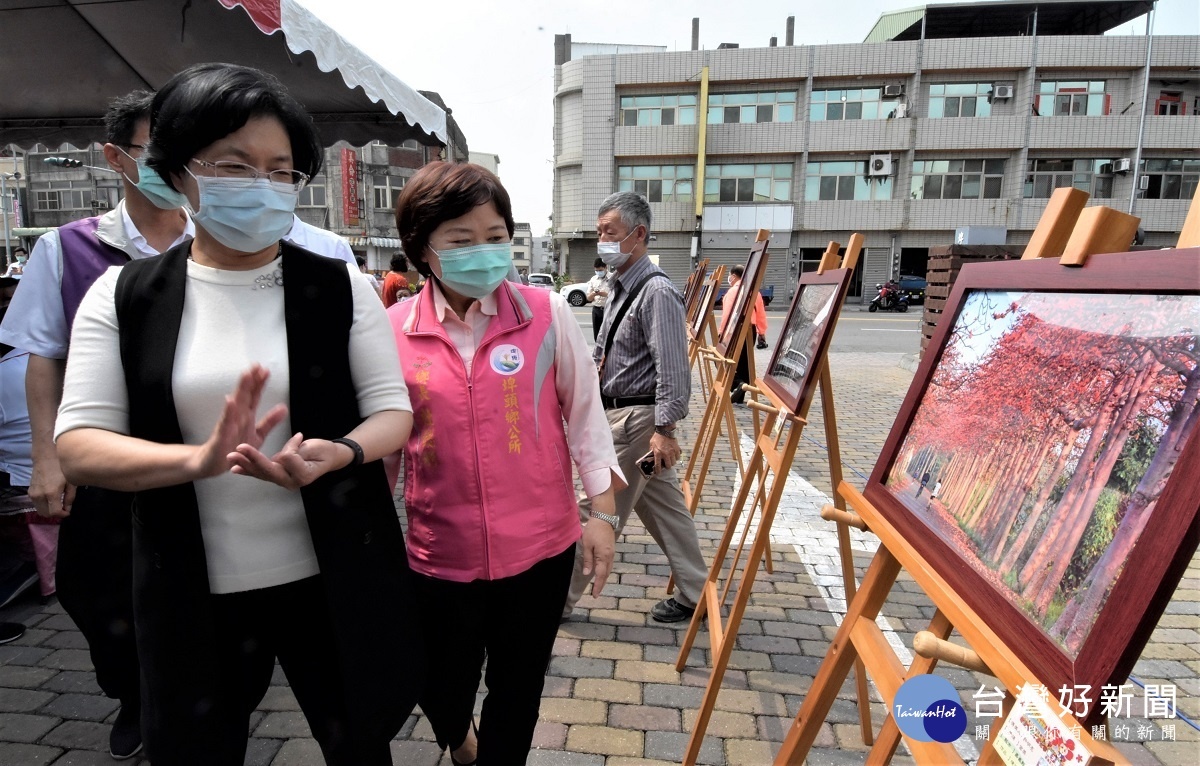 埤頭鄉母親河畔木棉花親子健行暨攝影比賽，縣長王惠美參觀得獎作品。