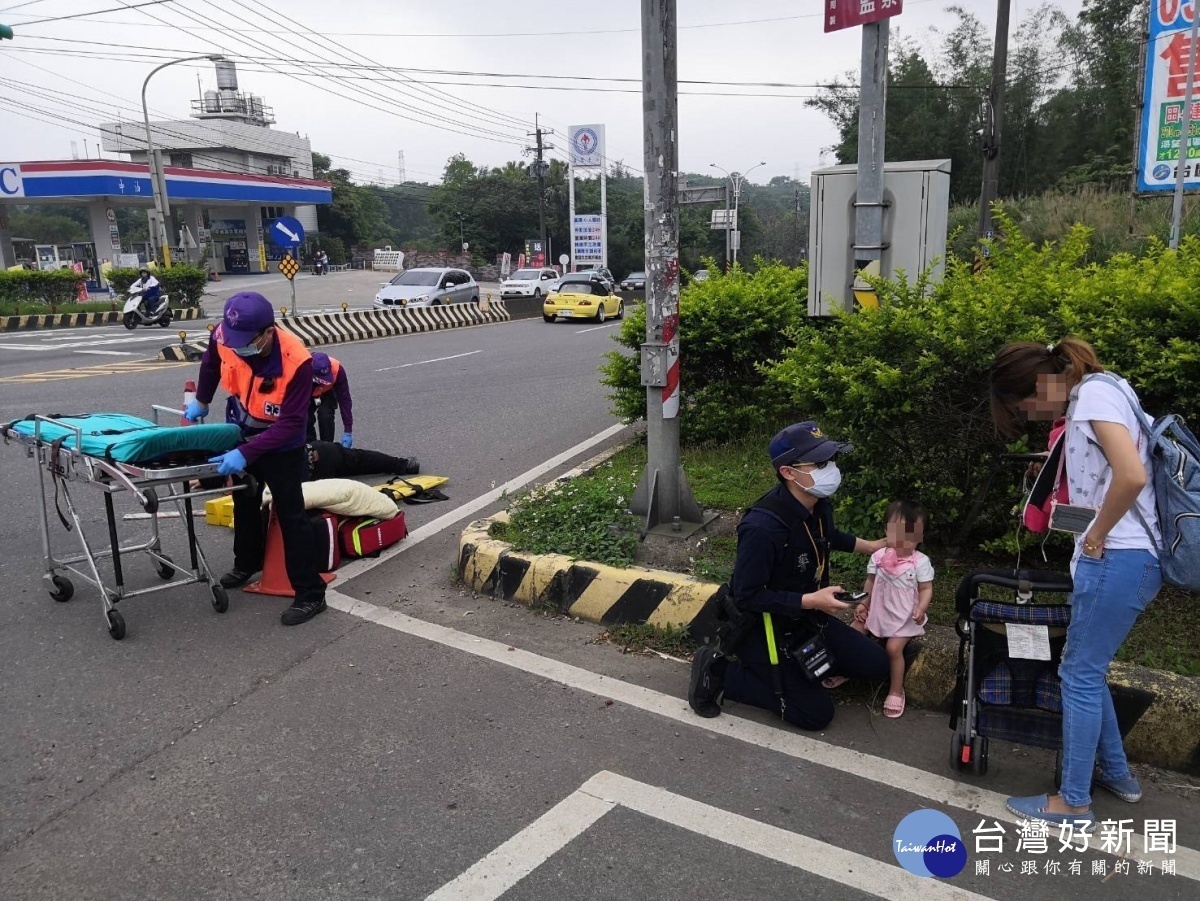 男子電桿上施工不慎摔落地，龍潭巡警即刻救援。