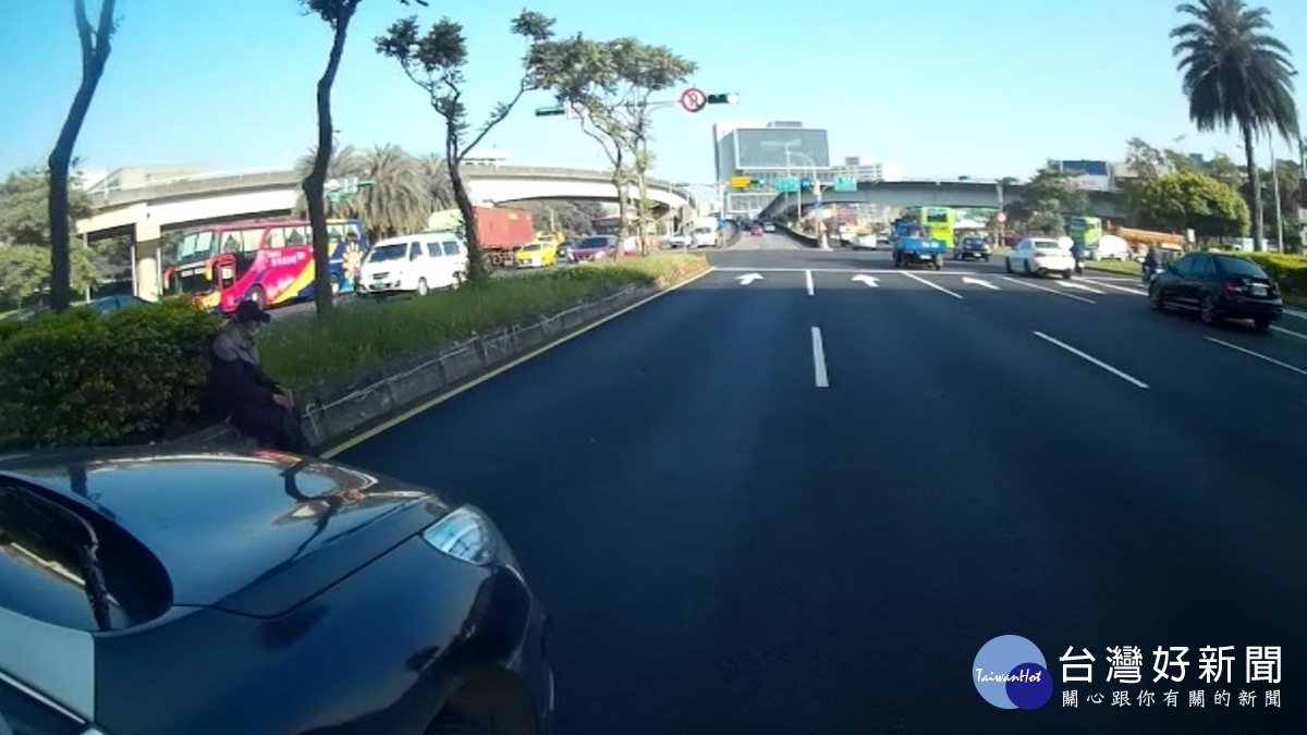 老翁迷途徘徊交流道,員警即時尋回安置。