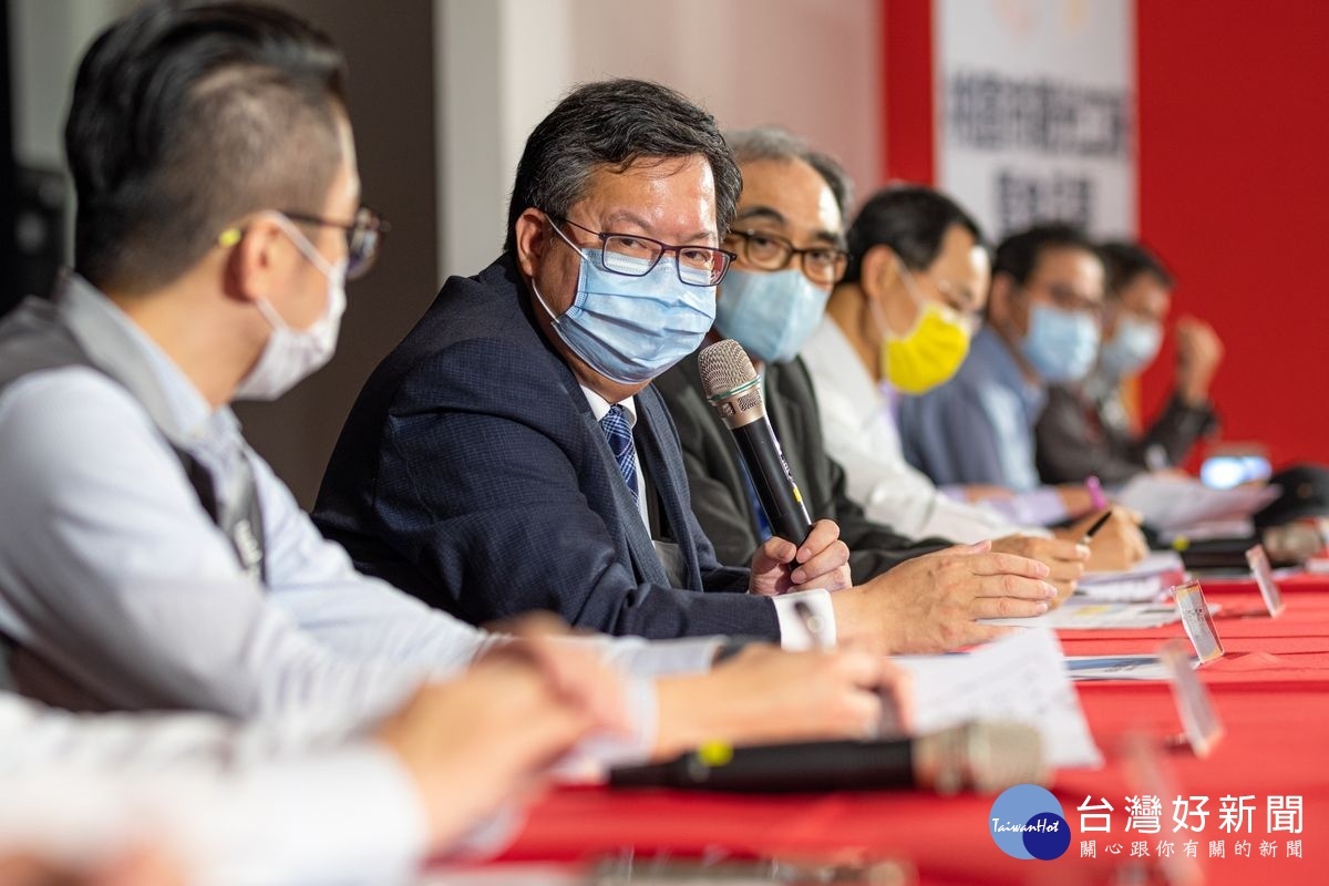 桃園市長鄭文燦出席「桃園市觀光工廠暨食品業振興座談會及協進會會員捐贈儀式」,強調政府將協助業者振興並紓困。