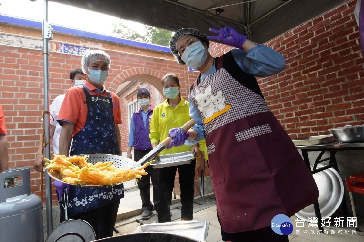 彰化縣長王惠美現場體驗炸金針花,供民眾品嚐。圖/記者鄧富珍攝
