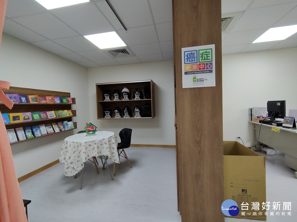 彰化秀傳醫院全新化療室設有癌友資源中心。圖/記者鄧富珍攝