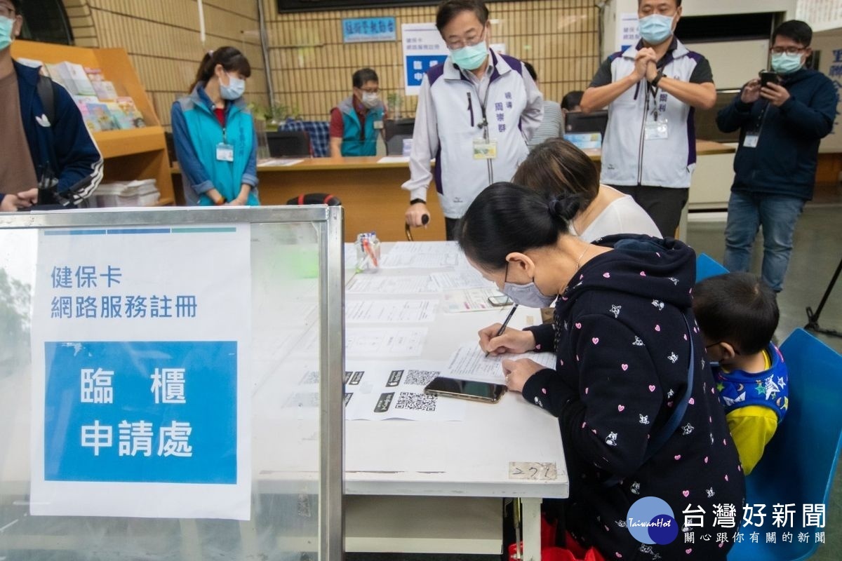 市民攜帶申請四寶,由專人協助完成手機綁定健保卡,購買全家人口罩的便民服務。