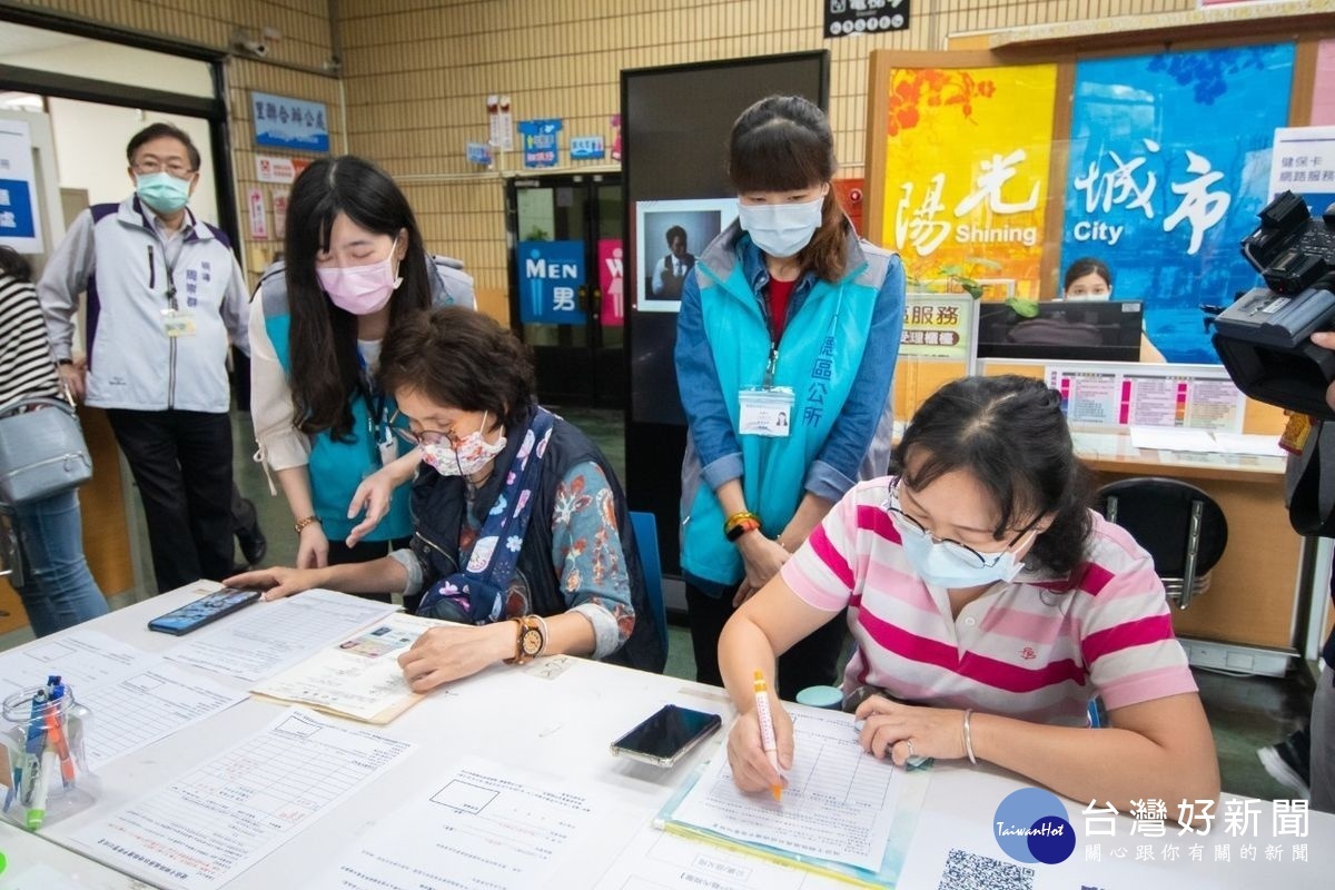 市民攜帶申請四寶,由專人協助完成手機綁定健保卡,購買全家人口罩的便民服務。